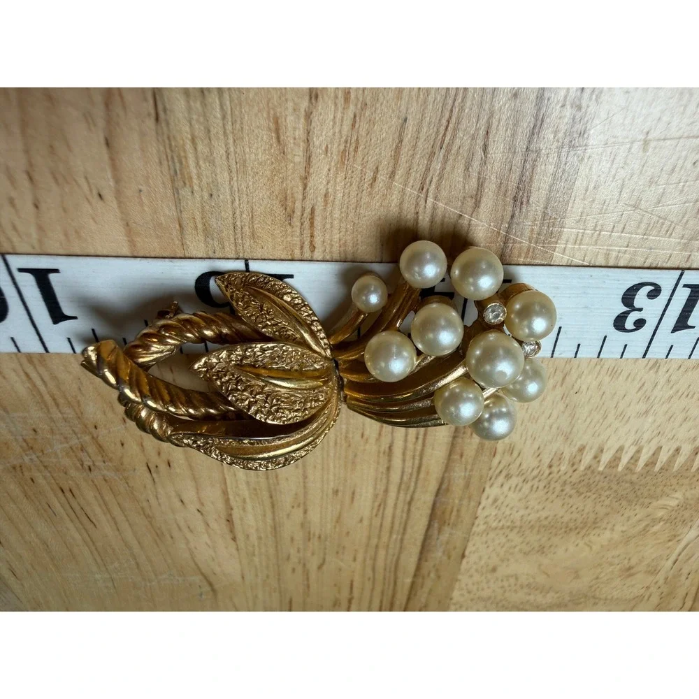 Crown Trifari Gold Tone Faux Pearl Rhinestone Brooch Vintage Floral Pin
